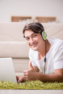 Freelancer evde çalışıyor ve müzik dinliyor.