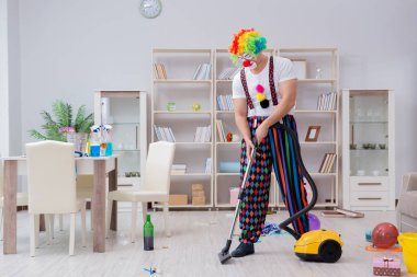 Komik palyaço evde temizlik yapıyor.