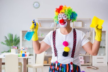 Komik palyaço evde temizlik yapıyor.