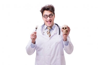 Beyaz izole kafatası ile komik doktor