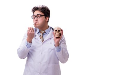 Beyaz izole kafatası ile komik doktor