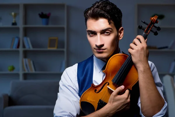 Jeune musicien homme pratiquant le violon à la maison — Photo