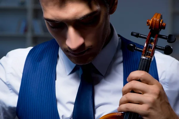 Молодий музикант практикує грати на скрипці вдома — стокове фото