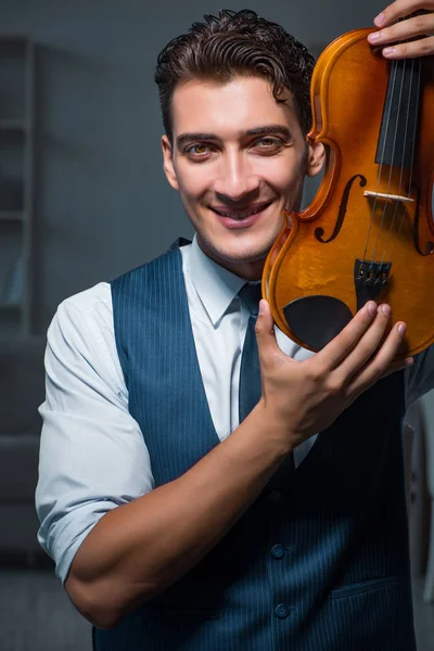 Joven músico practicando el violín en casa —  Fotos de Stock