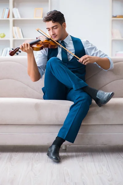Молодой музыкант, играющий на скрипке дома — стоковое фото
