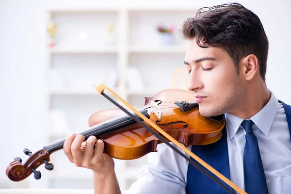 Ung musiker man öva spela fiol hemma — Stockfoto