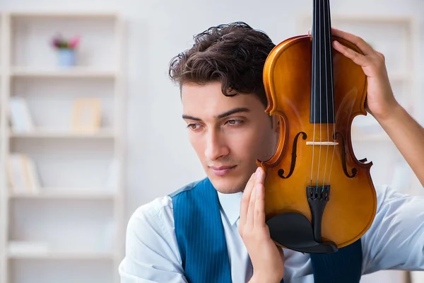 Jovem músico praticando violino em casa — Fotografia de Stock