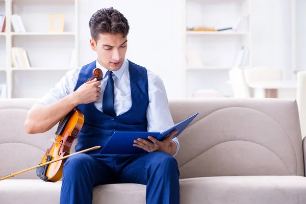 Jovem músico praticando violino em casa — Fotografia de Stock