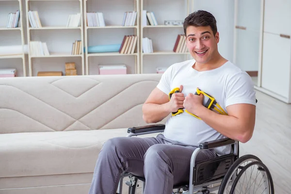 Niepełnosprawny wraca do zdrowia po kontuzji w domu — Zdjęcie stockowe