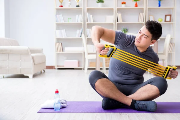 Genç adam spor ve sağlıklı yaşam tarzı dolandırıcılığı yapıyor.