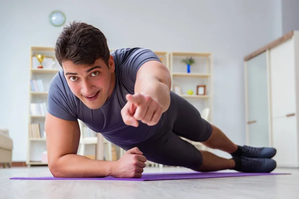 집에서 운동을 하고 건강에 좋은 생활 방식을 추구하는 청소년 — 스톡 사진