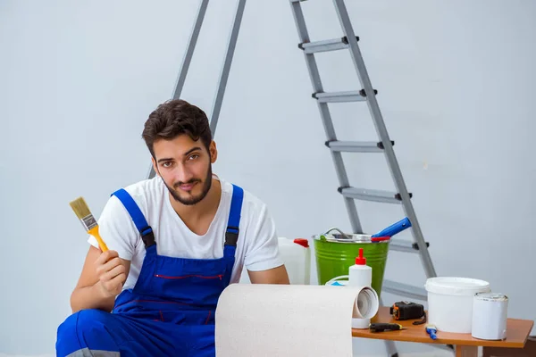 Reparatör gör renovering reparation i huset med papper wallpa — Stockfoto