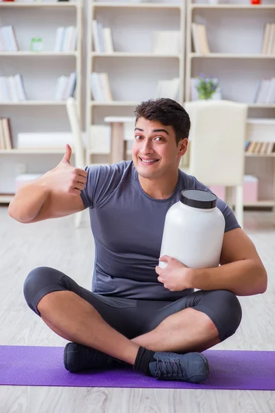 Sporda gıda takviyesi ve sağlıklı yaşam tarzı olan bir adam.