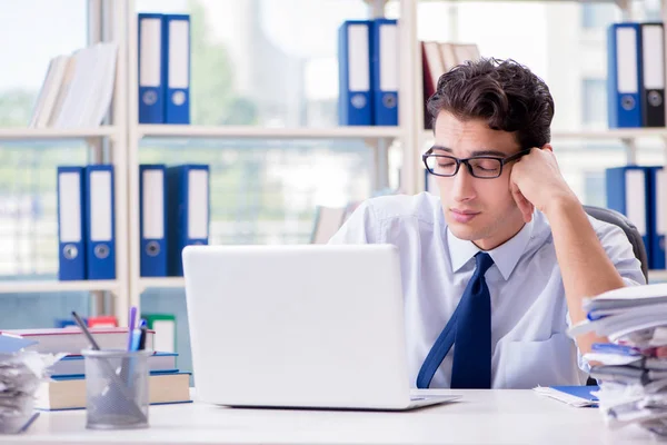 Moe van de vermoeide zakenman op kantoor. — Stockfoto