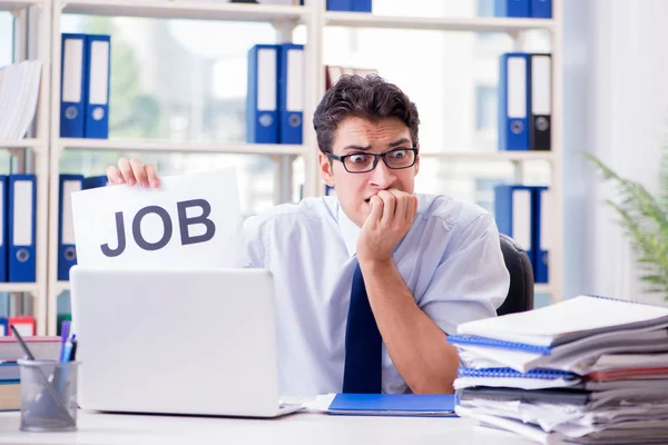 Jovem empresário à procura de emprego no conceito de desemprego — Fotografia de Stock