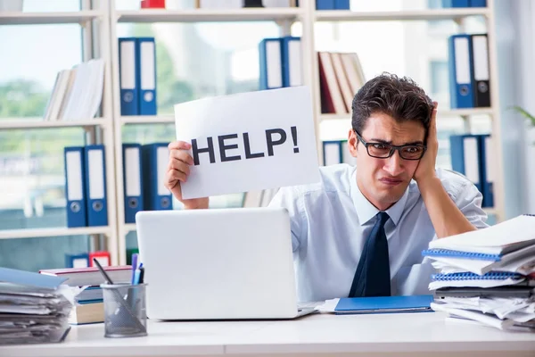 Genç işadamı ofiste yardım istiyor.