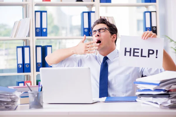 Joven hombre de negocios pidiendo ayuda en la oficina — Foto de Stock