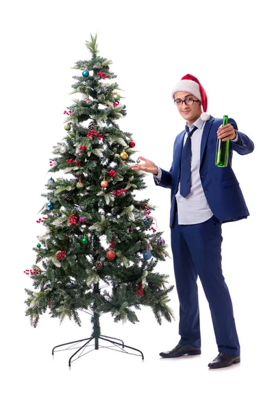 Beyaz üzerine izole edilmiş yılbaşı ağacı dekore eden iş adamı.