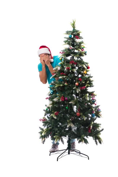 Νεαρός διακοσμεί χριστουγεννιάτικο δέντρο απομονωμένο σε λευκό — Φωτογραφία Αρχείου