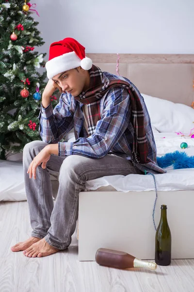 Uomo che soffre di postumi di sbornia dopo la festa di Natale — Foto Stock