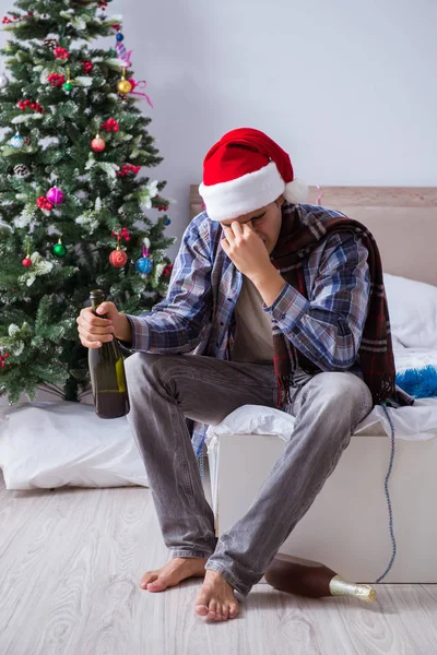 Adam noel partisinden sonra akşamdan kalma.