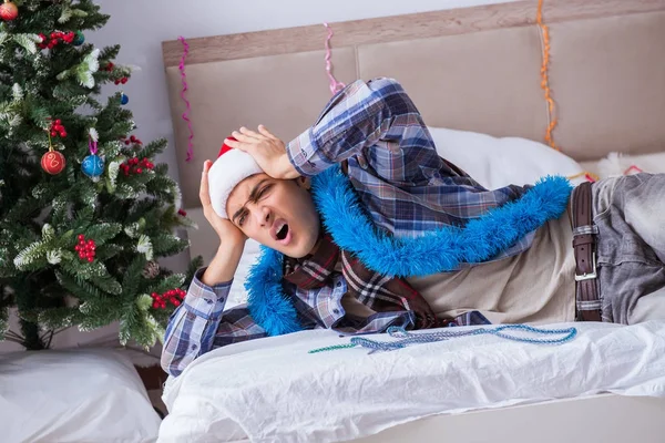 Muž trpí kocovinu po vánoční párty — Stock fotografie