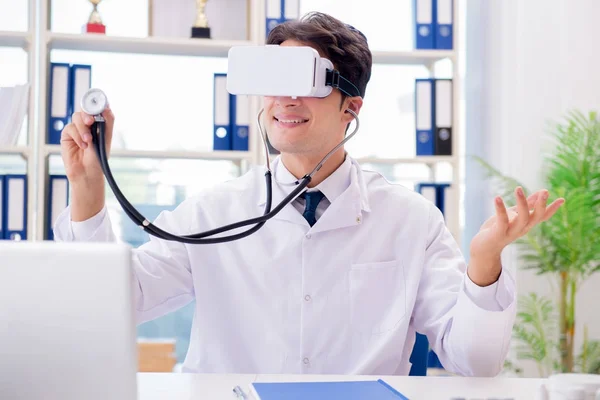 Doctor working with virtual VR reality glasses — Stock Photo, Image