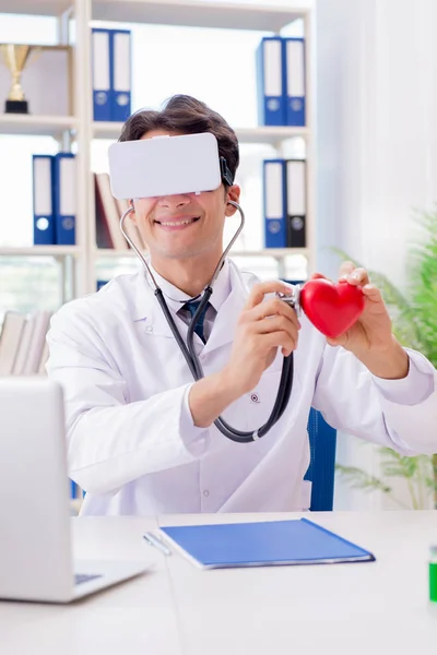 Doctor trabajando con gafas de realidad virtual VR —  Fotos de Stock