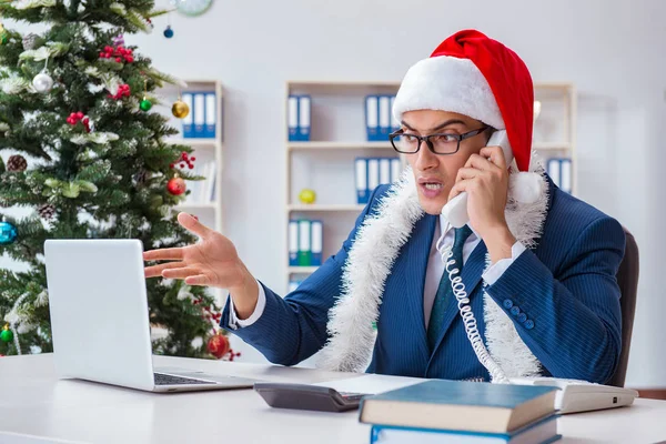 İş adamı Noel tatilini ofiste kutluyor. — Stok fotoğraf