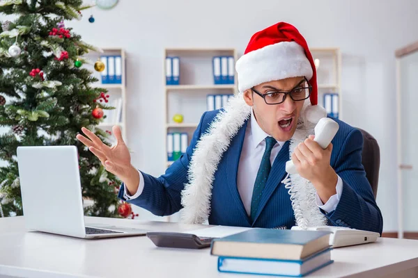 Empresário comemorando as férias de Natal no escritório — Fotografia de Stock