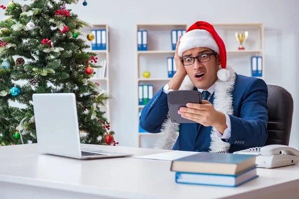 İş adamı Noel tatilini ofiste kutluyor. — Stok fotoğraf