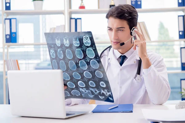 Jovem médico no conceito de telessaúde — Fotografia de Stock