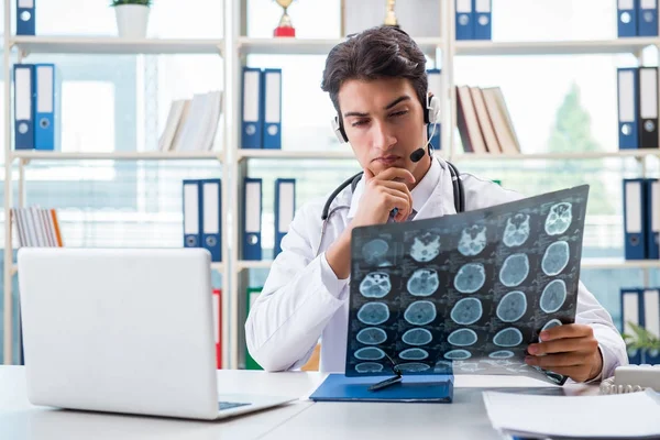 Jovem médico no conceito de telessaúde — Fotografia de Stock