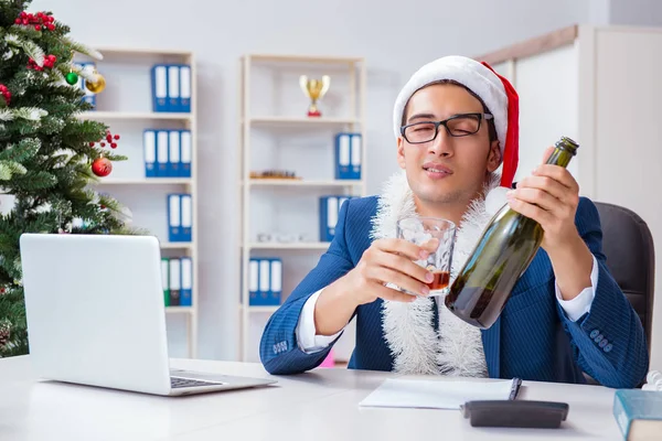Επιχειρηματίας γιορτάζει τις διακοπές των Χριστουγέννων στο γραφείο — Φωτογραφία Αρχείου