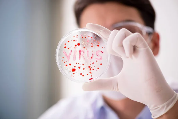 Médico varón que trabaja en el laboratorio con la vacuna contra el virus —  Fotos de Stock