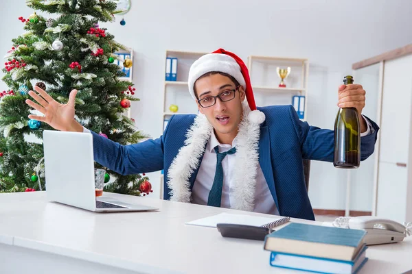 Empresário comemorando as férias de Natal no escritório — Fotografia de Stock