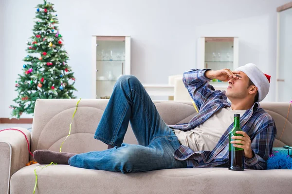 Uomo avendo postumi di sbornia dopo la festa di Natale — Foto Stock