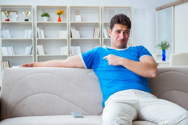 Hombre sudando excesivamente oliendo mal en casa — Foto de Stock