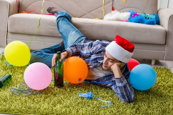 Adam noel partisinden sonra akşamdan kalma.