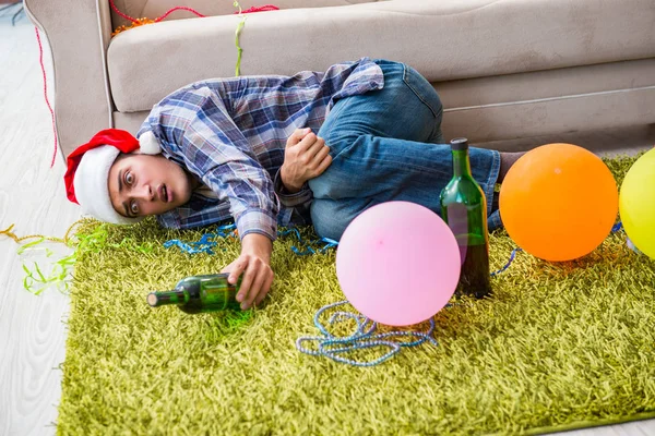 Hombre teniendo resaca después de la fiesta de Navidad —  Fotos de Stock