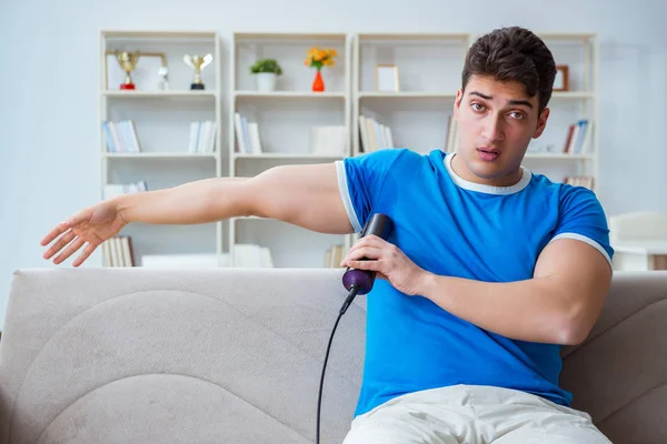 Adamın evde aşırı derecede terlemesi ve kötü kokması.