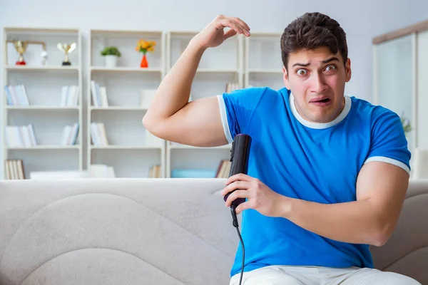 Hombre sudando excesivamente oliendo mal en casa — Foto de Stock