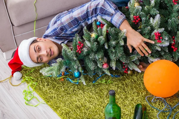 Adam noel partisinden sonra akşamdan kalma.