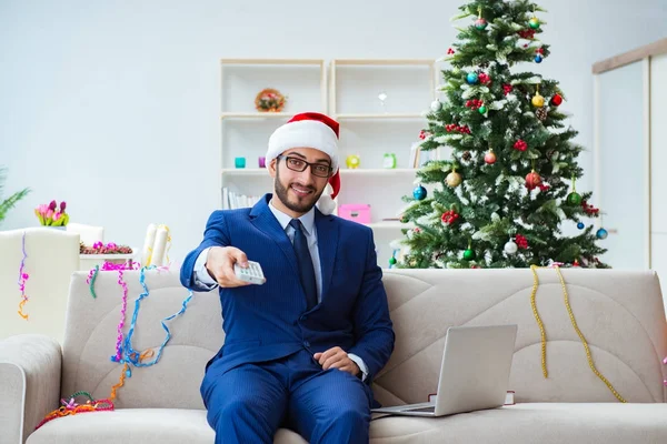 Homme d'affaires travaillant à la maison pendant Noël — Photo