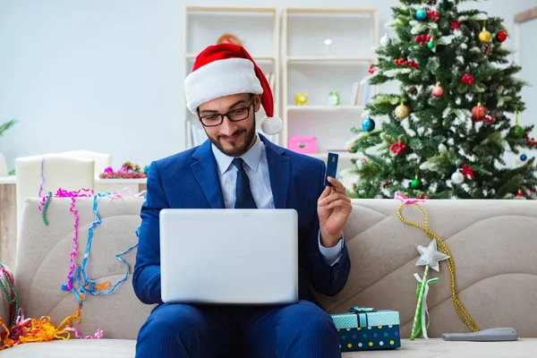 Noel 'de evde çalışan bir iş adamı.