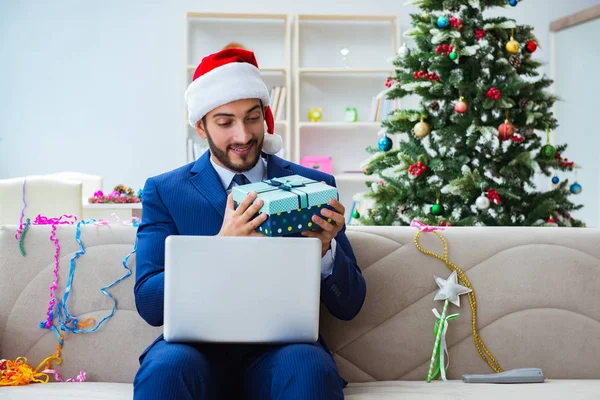 Noel 'de evde çalışan bir iş adamı.