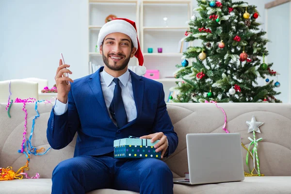 Noel 'de evde çalışan bir iş adamı.