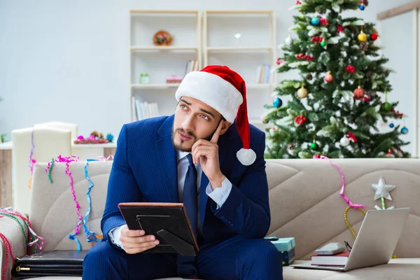 Empresário trabalhando em casa durante o Natal — Fotografia de Stock
