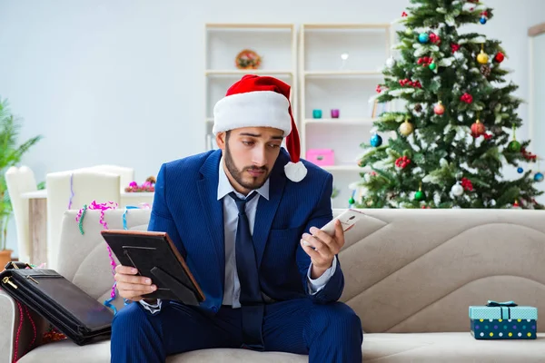 Noel 'de evde çalışan bir iş adamı.