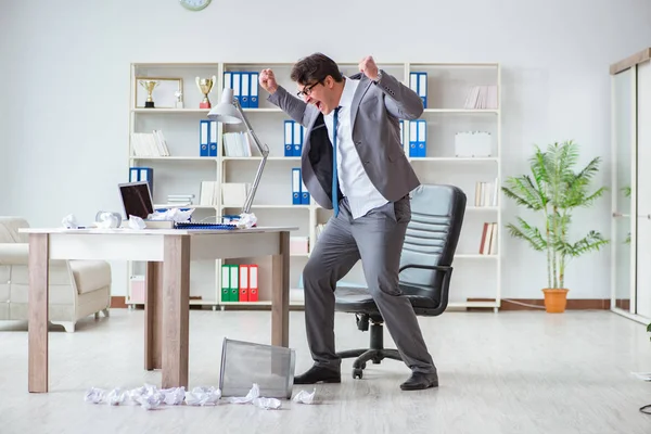 Empresario enojado sorprendido trabajando en la oficina despedido despedido —  Fotos de Stock